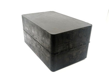 Flat-Top Rubber Block · 80mm — Solid rubber block, flat top, 165 × 105 × 80 mm